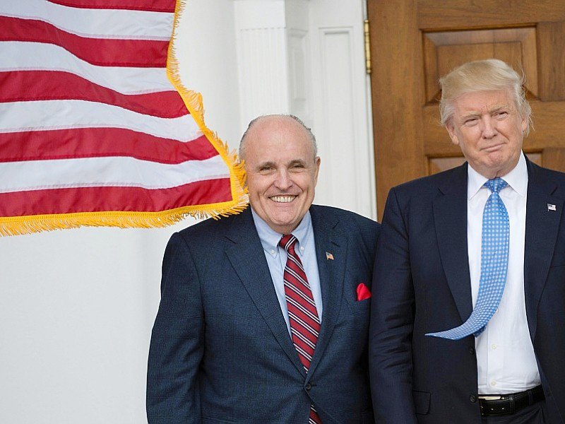 Le président élu américain Donald Trump et l'ancien maire de New York Rudy Giuliani au club house de M. Trump, à Bedminster dans le New Jersey le 20 novembre 2016 - Don EMMERT [AFP]