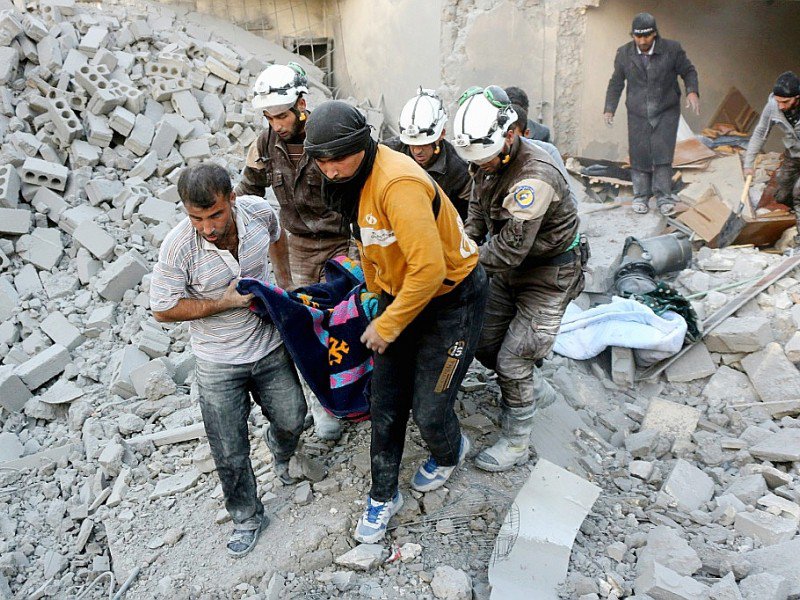 Une victime extraite des décombres après un bombardement le 20 novembre 2016 à Alep - THAER MOHAMMED [AFP]