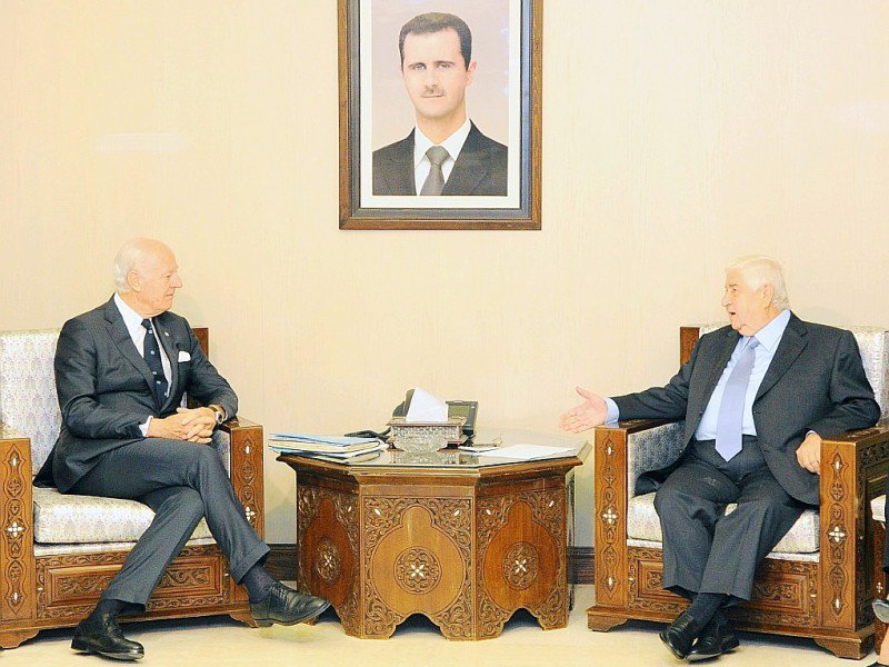 L'émissaire de l'ONU Staffan de Mistura (G), lors de sa visite à Damas le 20 novembre 2016, en compagnie de Walid Muallem, le chef de la diplomatie syrienne - HO [SANA/AFP]