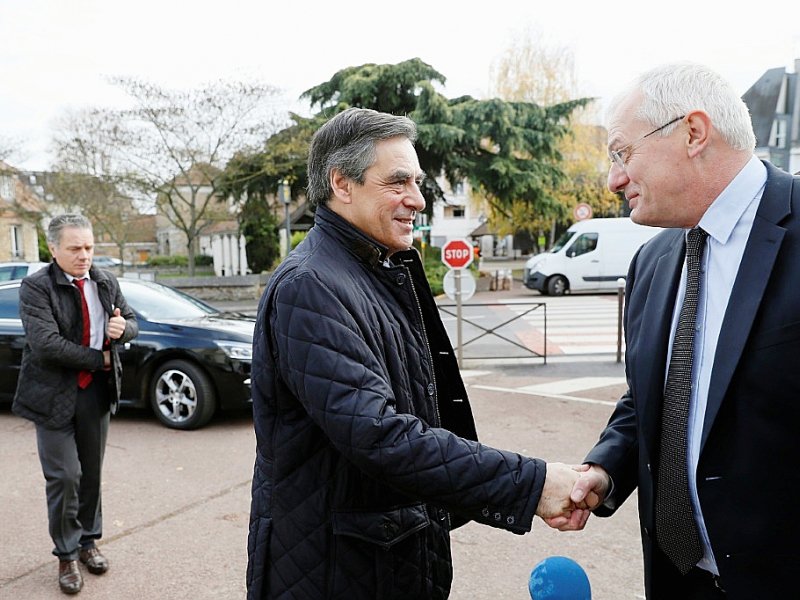 François Fillon accueilli par le maire Jean-Marie Vilain à son arrivée le 22 novembre 2016 à Viry-Chatillon - Thomas SAMSON [AFP]