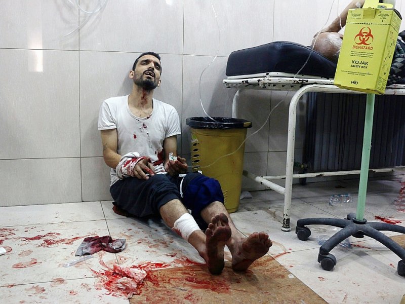 Un Syrien blessé reçoit des soins dans un hôpital de fortune dans le secteur Est d'Alep après avoir été victime d'un bombardement, le 18 novembre - THAER MOHAMMED [AFP/Archives]