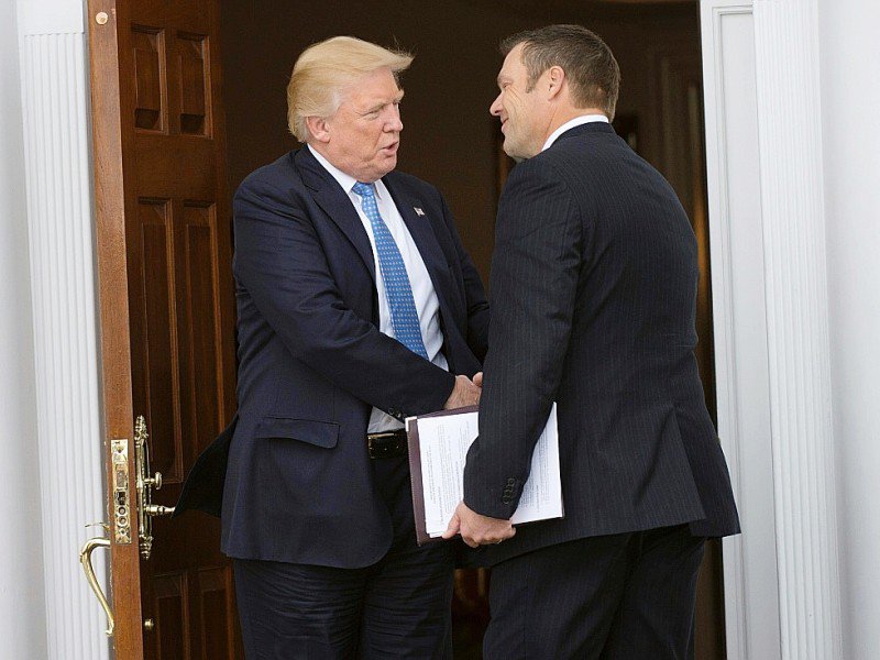 Le président élu Donald Trump et l'élu anti-immigration du Kansas, Kris Kobach à Bedminster, le 20 novembre 2016 - Don EMMERT [AFP]