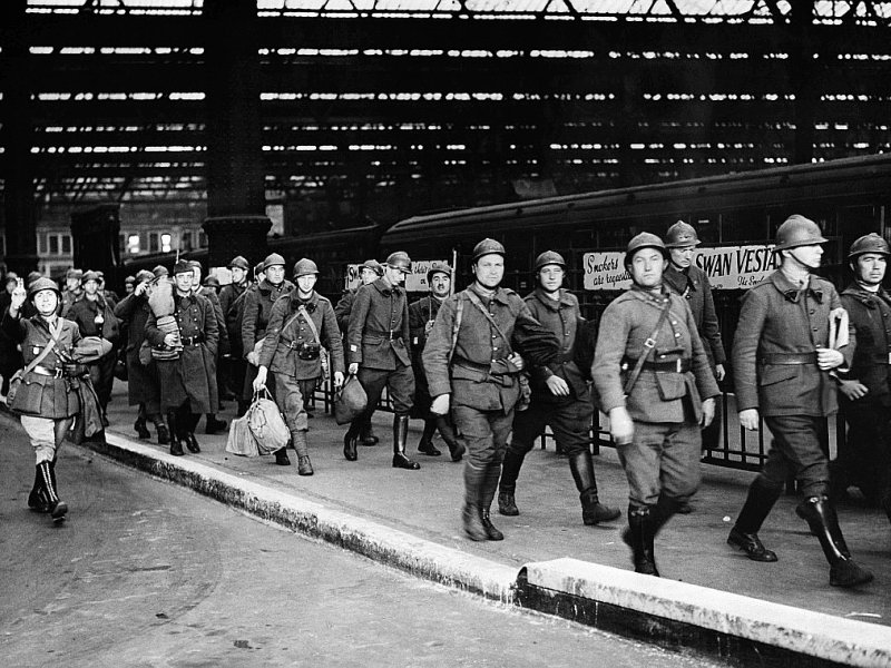 Des soldats anglais et français à Londres après leur évacuation du nord de la France face à l'avancée de l'armée allemande, en juin 1940 - [AFP/Archives]