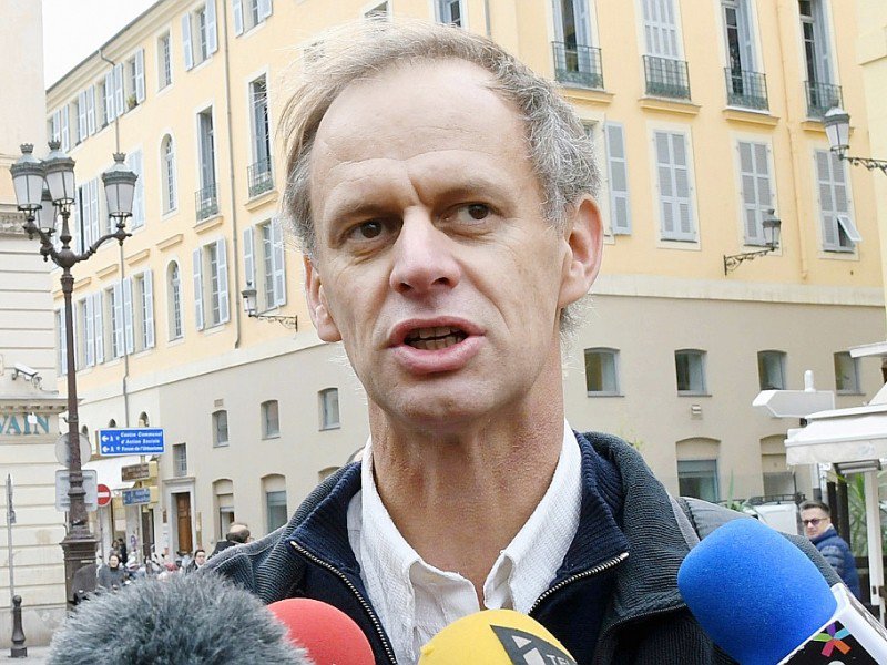 Pierre-Alain Mannoni, enseignant-chercheur à la faculté de Nice, devant le tribunal de Nice où il est jugé pour avoir aidé des migrants, le 23 novembre 2016 - Yann COATSALIOU [AFP]