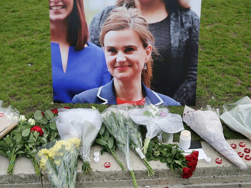 Bougies et fleurs encadrent un portrait de la députée travailliste Jo Cox, à Londres le 16 juin 2016 - DANIEL LEAL-OLIVAS [AFP/Archives]