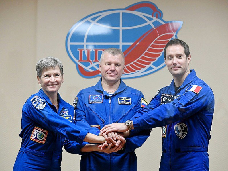 L'astronaute français Thomas Pesquet avec ses co-équipiers russe Oleg Novitski et américaine Peggy Whitson à Baïkonour, au Kazakhstan avant le départ pour l'ISS, le 16 novembre 2016 - Kirill KUDRYAVTSEV [AFP]