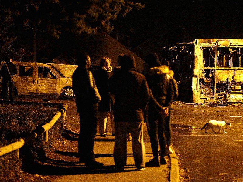 Un bus mais également des voitures ont été incendiés à Beaumont-sur-Oise le 23 novembre 2016 - GEOFFROY VAN DER HASSELT [AFP]