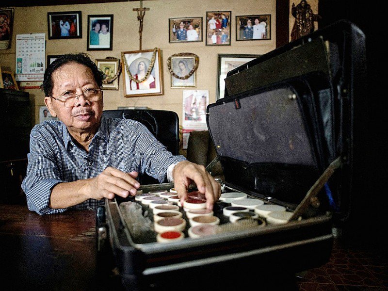 Frank Malabed, l'embaumeur du corps de l'ancien dictateur philippin Ferdinand Marcos, à Manille le 22 novembre 2016 - NOEL  CELIS [AFP]