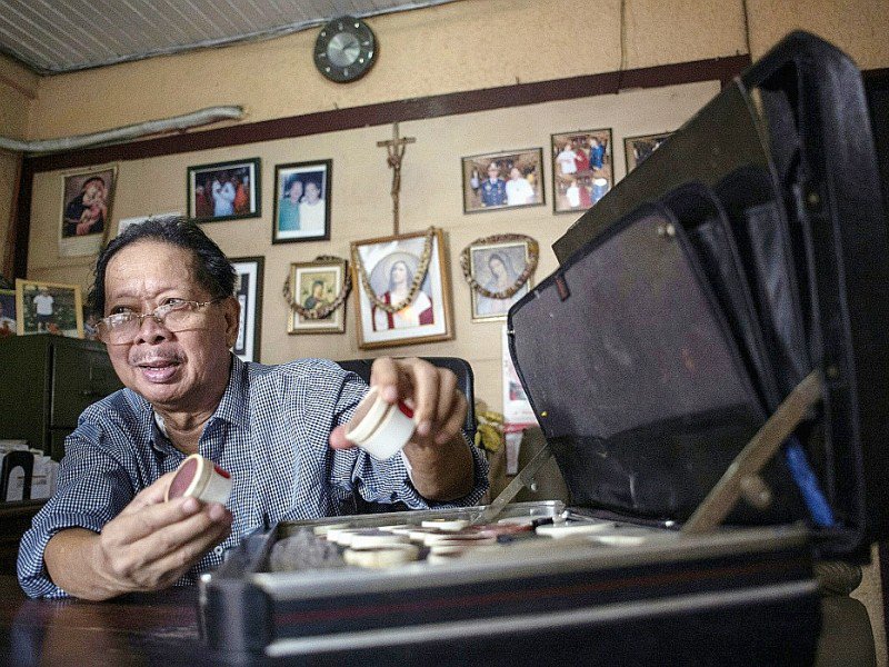 Frank Malabed, l'embaumeur du corps de l'ancien dictateur philippin Ferdinand Marcos, lors d'une interview à Manille le 22 novembre 2016 - NOEL  CELIS [AFP]