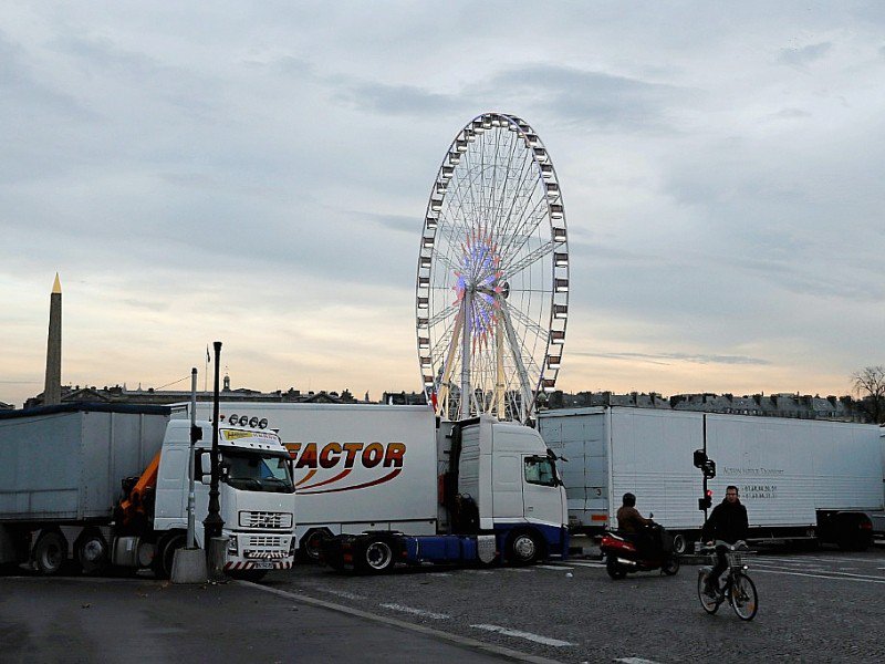 Des camions de forains bloquent l'accès à la Place de la Concorde à Paris le 24 novembre 2016 pour soutenir Gérard Campion, propriétaire de la Grande roue, dont l'Etat demande le démantèlement - Thomas SAMSON [AFP]