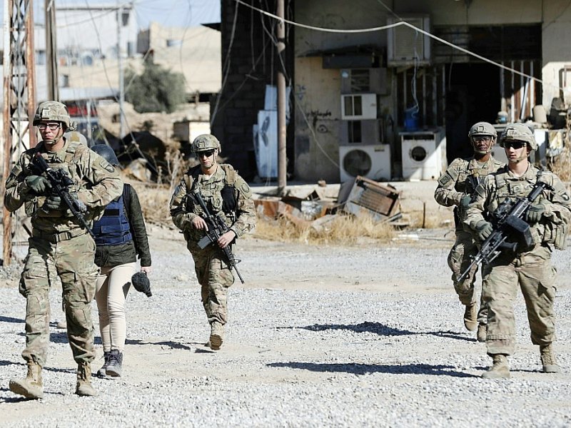 Des soldats américains patrouillent près d'une base militaire de l'armée itakienne près de Mossoul le 23 novembre 2016 - THOMAS COEX [AFP]