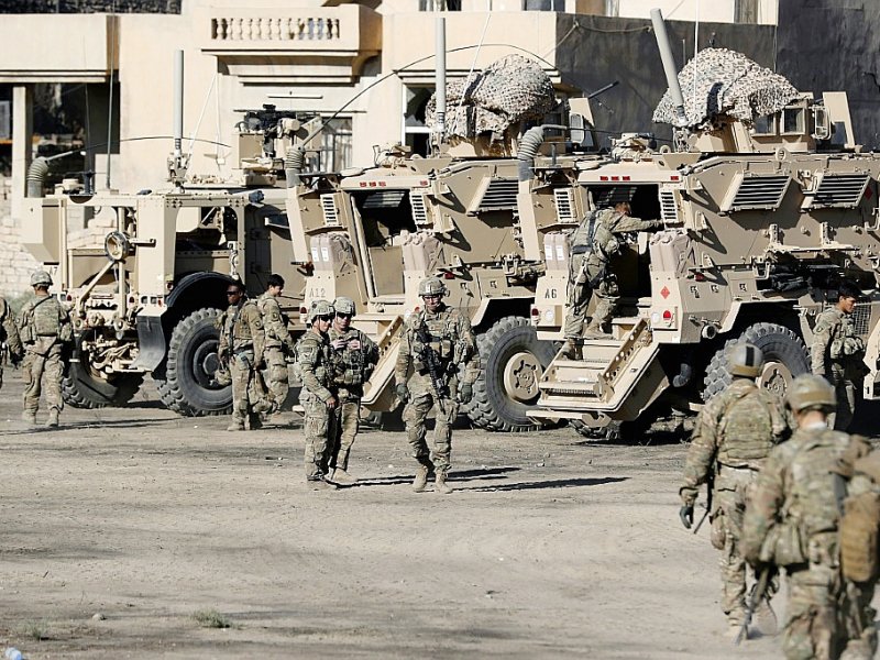 Des soldats américains près de leurs véhicules blindés près d'une base de l'armée irakienne aux environs de Mossoul le 23 novembre 2016 - THOMAS COEX [AFP]