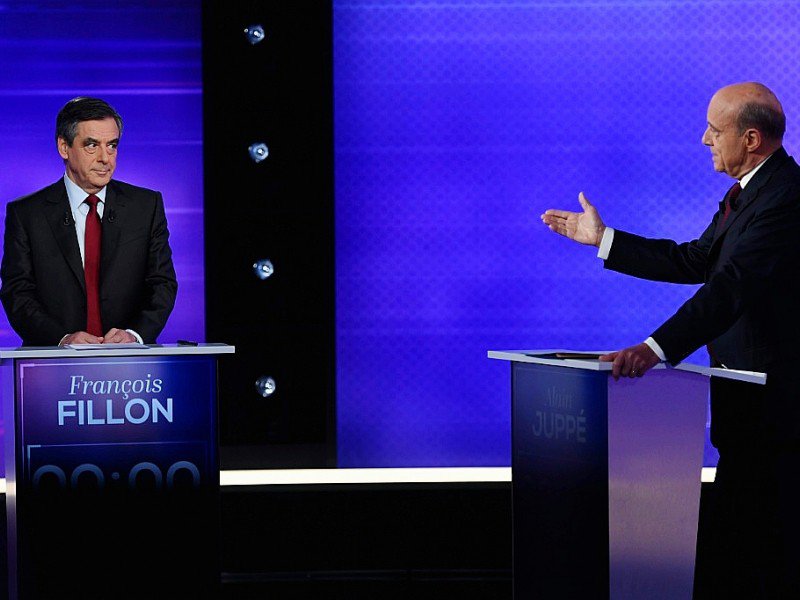 Les finalistes de la primaire de la droite François Fillon (g) et Alain Juppé lors d'un débat télévisé, le 24 novembre 2016 - Eric FEFERBERG [POOL/AFP]