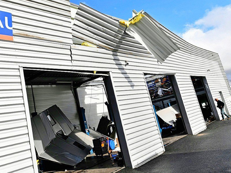 Les toitures de sept bâtiments de la zone d'activité commerciale ont été détruites par la mini-tornade qui s'est produite au cours de la nuit de mercredi à jeudi à Saint-Martin-de-Londres à 30 km au nord de Montpellier, dans l'Hérault - PASCAL GUYOT [AFP]