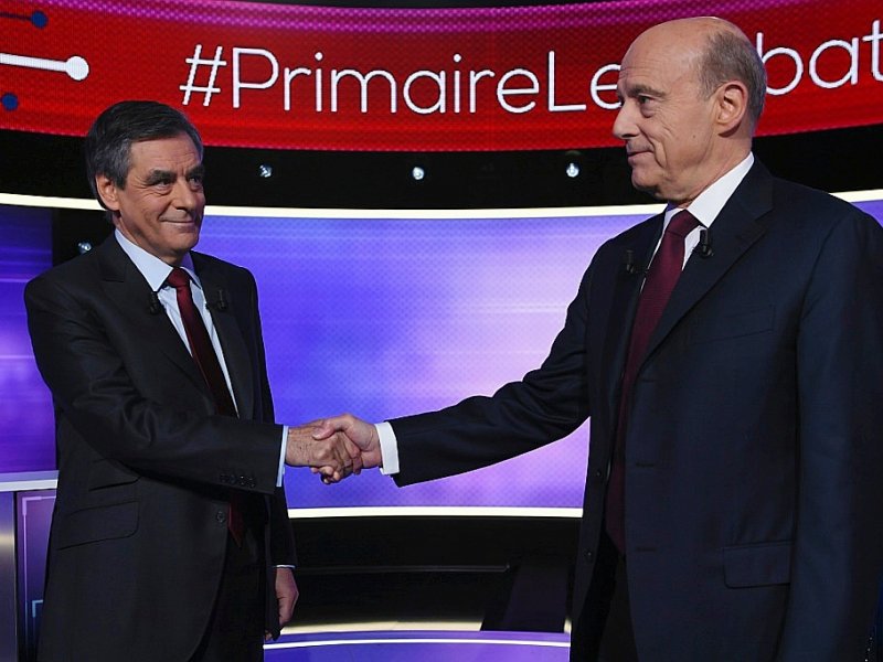 François Fillon et Alain Juppé avant leur débat télévisé de l'entre-deux-tours de la primaire de droite le 24 novembre 2016 à Paris - Eric FEFERBERG [POOL/AFP]