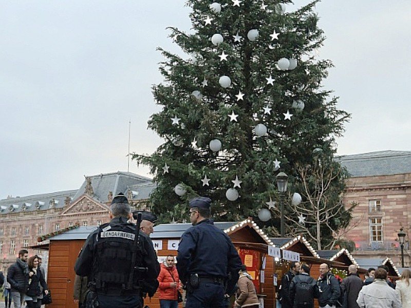 Le 446e marché de Noël de Strasbourg a ouvert ses portes vendredi 25 novembre 2016 pour quatre semaines, une édition marquée par des mesures de sécurité drastiques jugées "rassurantes" par la plupart des visiteurs - PATRICK HERTZOG [AFP]