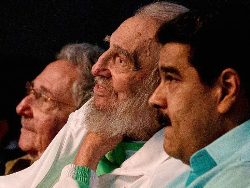 Le 13 août 2016, à l'occasion de son 90e anniversaire, Fidel Castro est assis entre son frère Raul (G) et le président socialiste du Venezuela Nicolas Maduro (D) - Ismael Francisco [AFP/Archives]