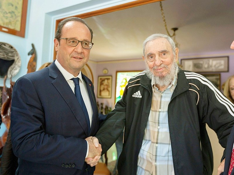 Le président socialiste français François Hollande lors d'une entretien avec Fidel Castro le 11 mai 2015 à La Havane - ALEX CASTRO [Cuba Debate/AFP/Archives]