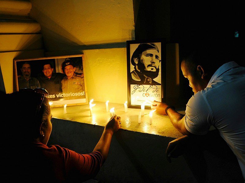 Des étudiants allument des bougies en hommage au père de la Révolution cubaine, à l'université de La Havane, le 26 novembre 2016 - Yamil LAGE [AFP]