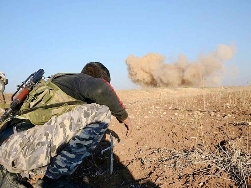 Un rebelle se tient à distance d'une mine laissée par les hommes de l'EI, que ses hommes font exploser le 25 novembre 2016 à à Tilalayn - Nazeer al-Khatib [AFP]