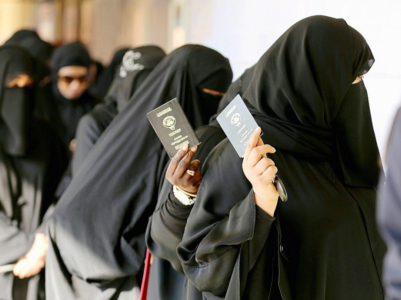 Des femmes koweitiennes s'apprêtent à voter le 26 novembre 2016 à Koweït - Yasser Al-Zayyat [AFP]