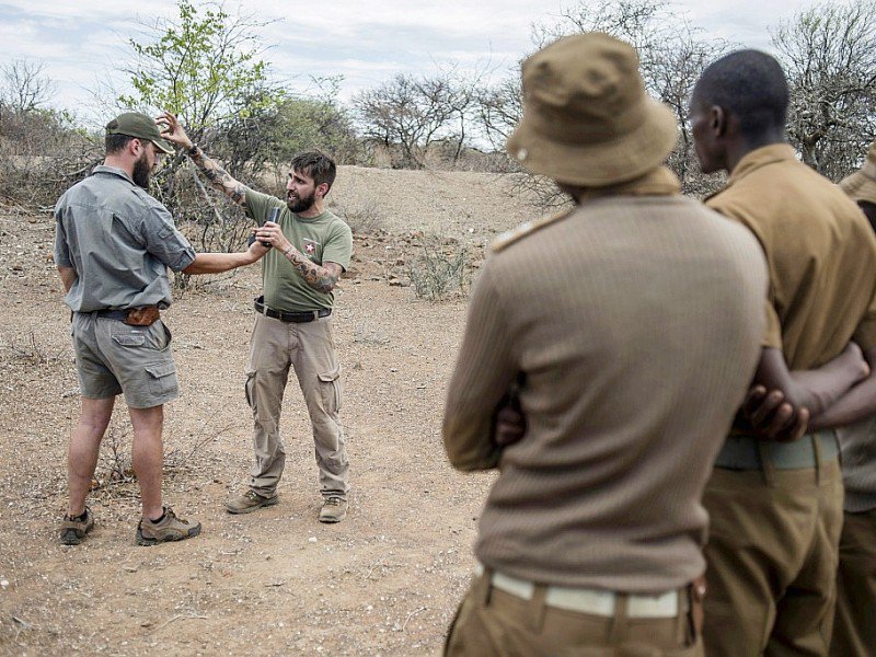 Séance d'entraînement pour une équipe de rangers et d'anciens militaires lors d'une opération de lutte contre le braconnage le 10 novembre 2016 dans la réserve de Kuduland à Musina en Afrique du Sud - MUJAHID SAFODIEN [AFP/Archives]