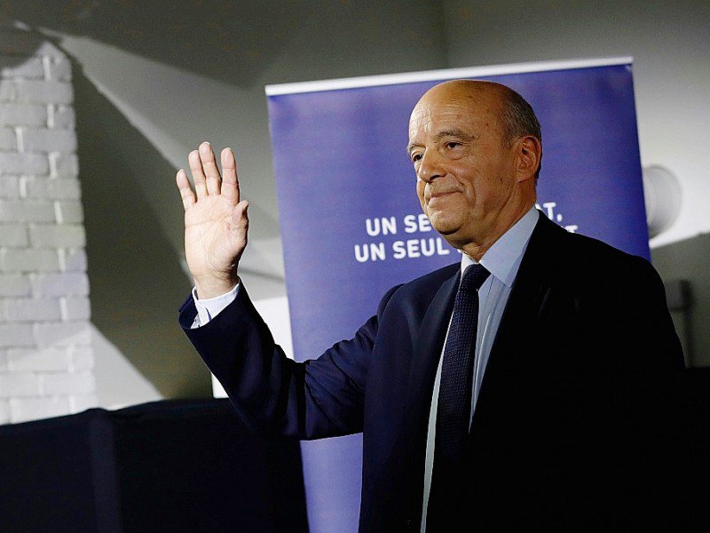 Alain Juppé à l'issue de son allocution lors de son allocution prononcée à son QG de campagne au soir de la primaire de la droite et du centre le 27 novembre 2016 à Paris - PATRICK KOVARIK [AFP]