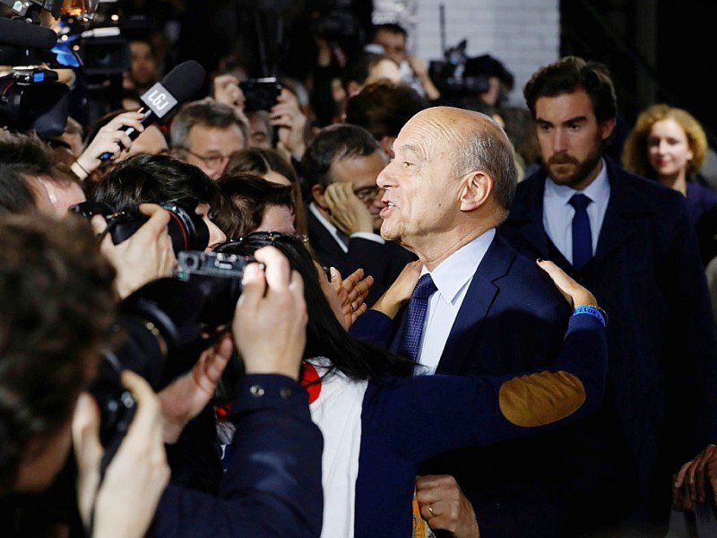 Alain Juppé entouré de ses partisans à son QG de campagne au soir de la primaire de la droite et du centre le 27 novembre 2016 à Paris - PATRICK KOVARIK [AFP]
