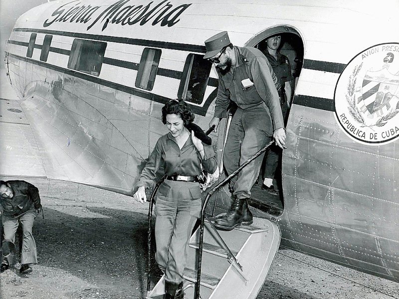 Fidel Castro et Celia Sanchez descendent de l'avion présidentiel cubain "Sierra Maestra" au début des années 60 - OAH [AFP/Archives]