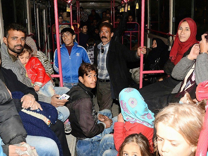 Des familles syriennes des quartiers est d'Alep sont évacuées en bus vers un quartier sous contrôle des forces kurdes, le 27 novembre 2016 - GEORGE OURFALIAN [AFP]