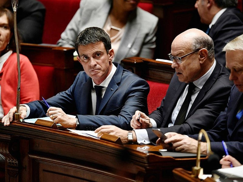 Manuel Valls et Jean-Marie Le Guen lors des questions au gouvernement le 23 novembre 2016 à l'Assemblée nationale à Paris - PHILIPPE LOPEZ [AFP/Archives]