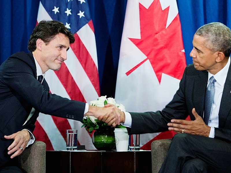 Le Premier ministre canadien Justin Trudeau (G) et le président américain Barack Obama se serrent la main lors d'un sommet à Lima le 20 novembre 2016 - Brendan Smialowski [AFP/Archives]