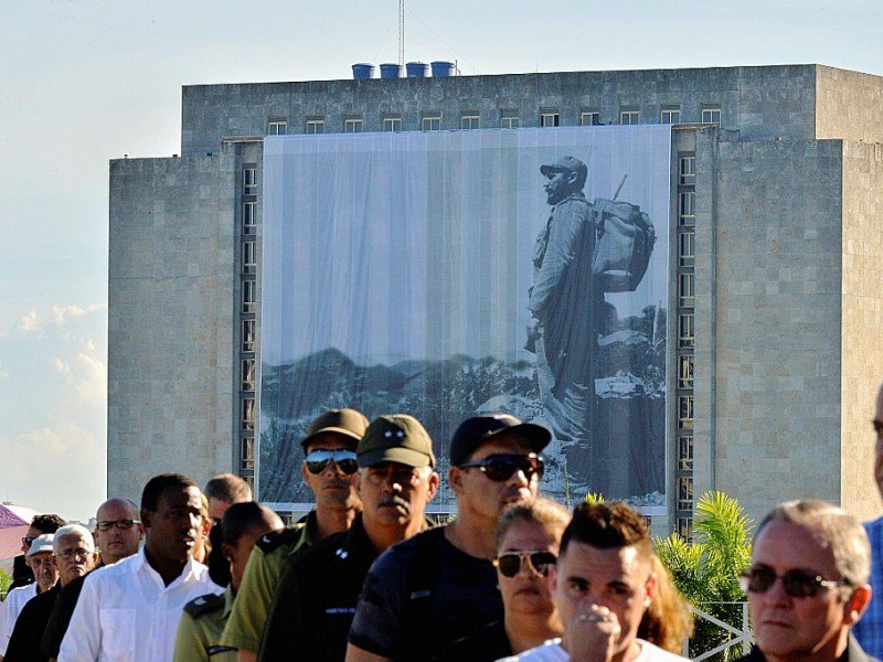 Les cubains font la queue pour rendre hommage à Fidel Castro à La Havane, le 28 novembre 2016 - PEDRO PARDO [AFP]