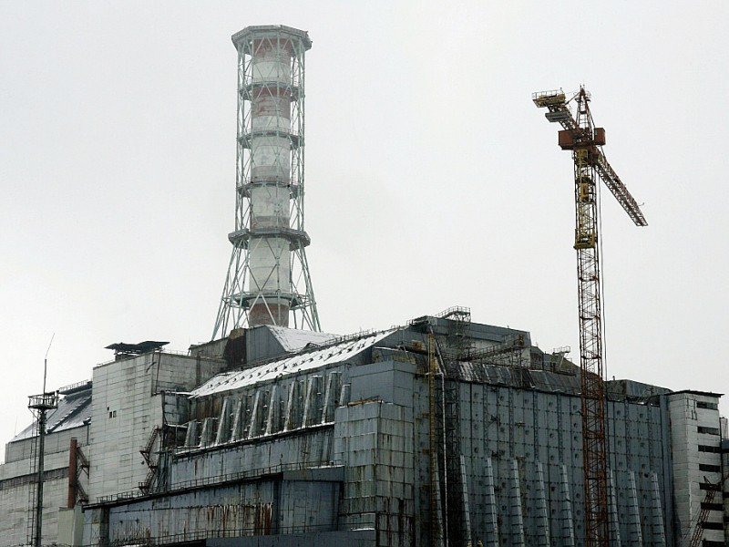 Vue générale du premier sarcophage recouvrant le réacteur numéro 4 de la centrale de Tchernobyl le 27 fébrier 2006 - SERGEI SUPINSKY [AFP/Archives]