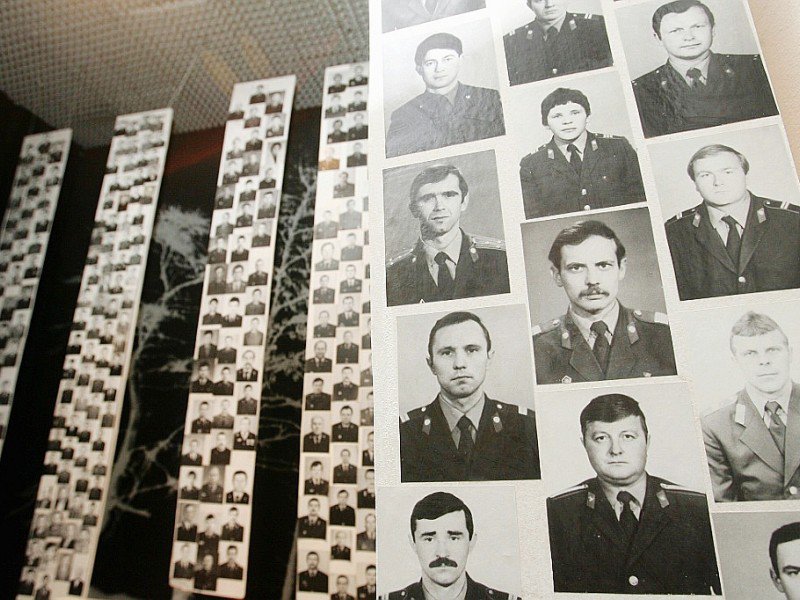 Photos des "liquidateurs" décédés - soldats, pompiers, civils appelés pour éteindre l'incendie - sur les murs du Musée de la catastrophe de Tchernobyl à Kiev le 18 avril 2006 - SERGEI SUPINSKY [AFP/Archives]