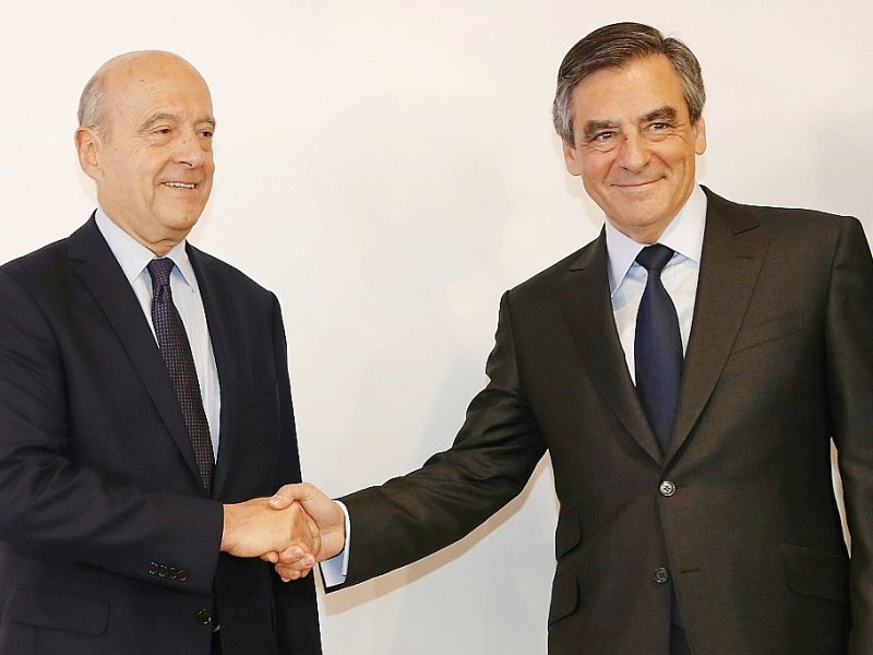 Les deux finalistes de la primaire de la droite François Fillon et Alain Juppé se serre la main après l'annonce des résultats le 27 novembre 2016 à Paris - FRANCOIS GUILLOT [AFP/Archives]