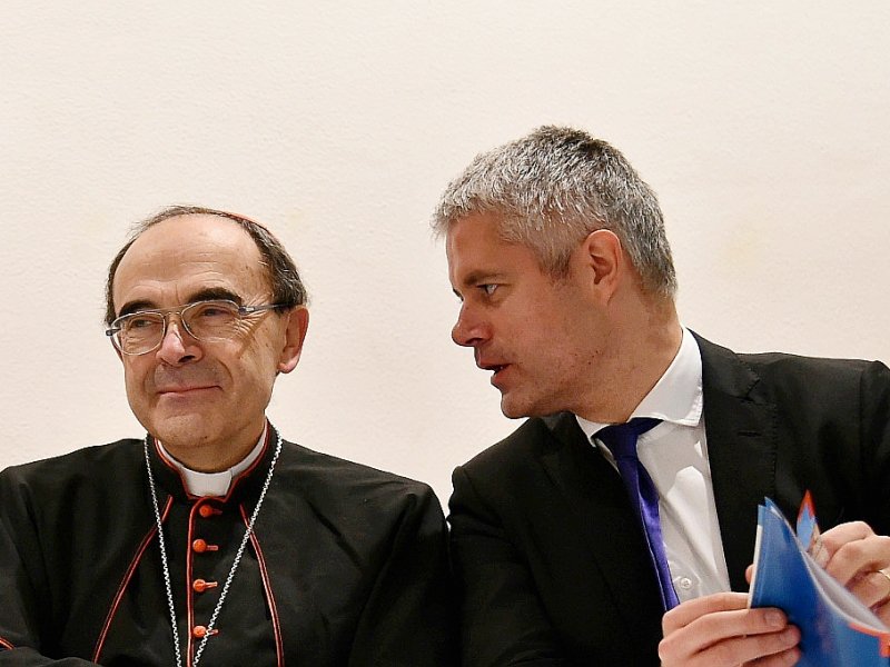 L'archevêque de Lyon, Mgr Philippe Barbarin (g) et le président de la région Auvergne-Rhône-Alpes Laurent Wauquiez au Vatican, le 30 novembre 2016 - ALBERTO PIZZOLI [AFP]