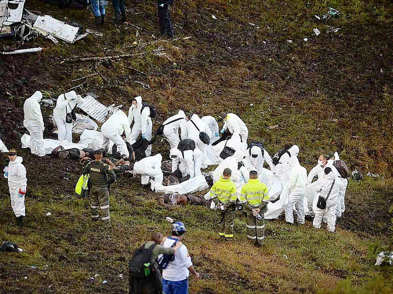 Les secours emportent le 29 novembre 2016 les corps des victimes du crash aérien survenu la veille à Cerro Gorde en Colombie - RAUL ARBOLEDA [AFP]