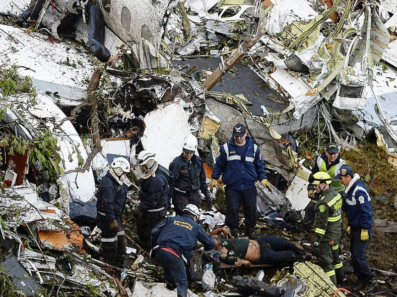 Les secours le 29 novembre 2016 au milieu de la carcasse de l'avion qui s'est écrasé la veille à Cerro Gorde en Colombie - Raul ARBOLEDA [STR/AFP]