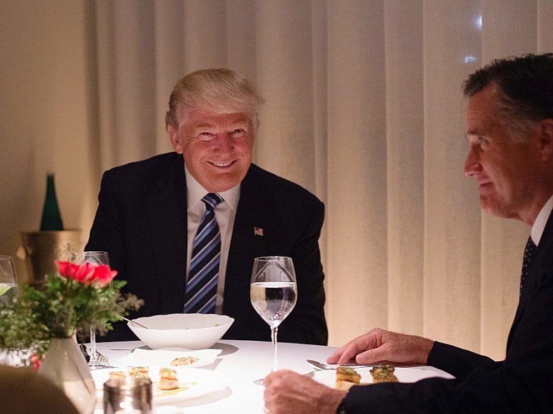 Donald Trump lors d'un dîner avec Mitt Romney dans la Trump Tower, le  29 novembre 2016 à New York - Bryan R. Smith [AFP]
