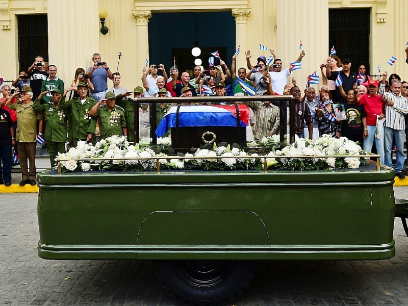 L'urne contenant les cendres de Fidel Castro traverse Santa Clara, le 30 novembre 2016 à Cuba - Ronaldo SCHEMIDT [AFP]