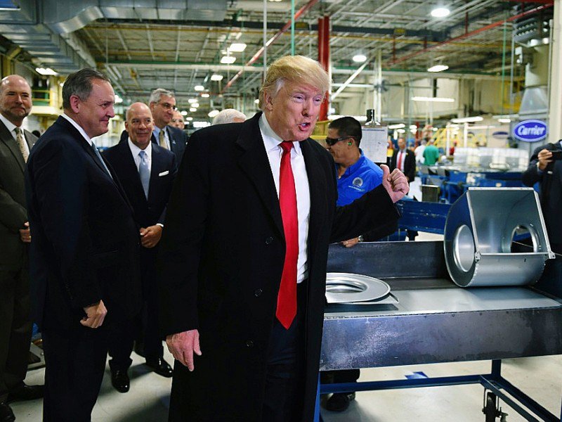 Donald Trump en visite à l'usine Carrier de climatiseurs, le 1er décembre 2016 à Indianapolis, dans l'Indiana - TIMOTHY A. CLARY [AFP]