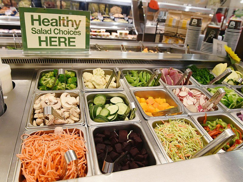 Choix d'ingrédients pour des salades dans un supermarché d'Irvine, aux Etats-Unis, le 28 novembre 2016 - Robyn Beck [AFP]