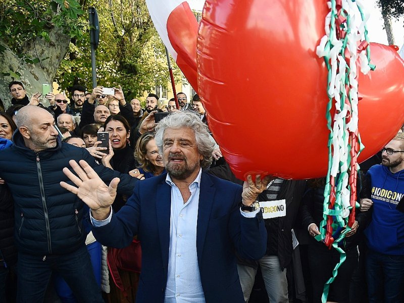 Le leader du mouvement "Cinq étoiles", Beppe Grillo durant une manifestation à Rome, le 26 novembre - FILIPPO MONTEFORTE [AFP/Archives]