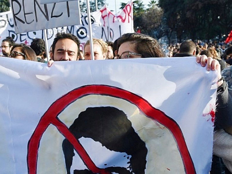 Des manifestants défilent en faveur du "non" au référendum constitutionnel, le 27 novembre à Rome - Andreas SOLARO [AFP/Archives]