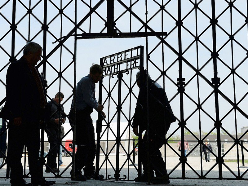 Des ouvriers fixent la réplique du portail portant l'inscription "Arbeit macht frei" de l'ancien camp de concentration à Dachau, dans le sud de l'Allemagne, le 29 avril 2015 - CHRISTOF STACHE [AFP/Archives]
