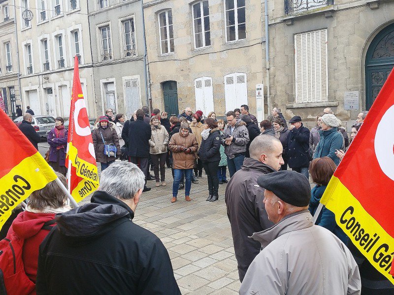 Une soixantaine d'agents du Conseil départemental de l'Orne ont défilé entre l'Hôtel du département et la préfecture pour dénoncer la perte d'une partie de leurs avantages sociaux. - Eric Mas