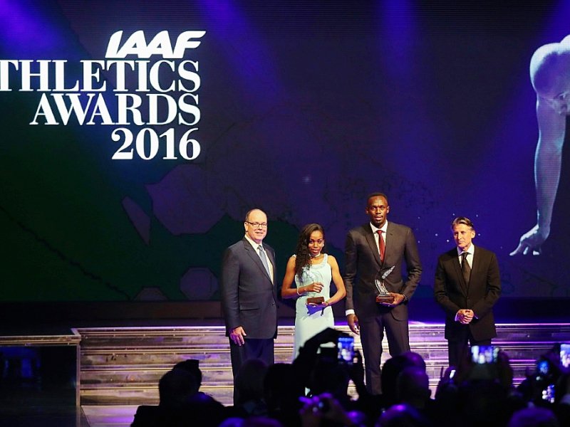 Le sprinteur jamaicain Usain Bolt et la fondeuse éthiopienne Almaz Ayana distingués par l'IAAF à Monaco, le 2 décembre 2016 - VALERY HACHE [AFP]