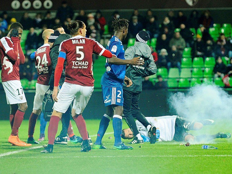 Des joueurs des deux équipes réagissent après un jet de pétard lors du match Metz-Lyon, le 3 décembre 2016 à Longeville-lès-Metz - JEAN-CHRISTOPHE VERHAEGEN [AFP]