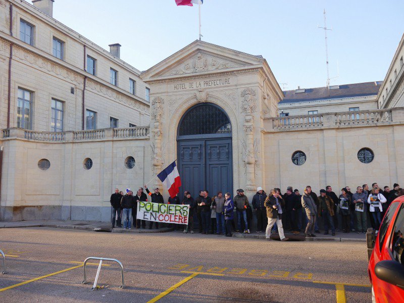 Les policiers ont symboliquement fait une halte devant l'Hôtel de la préfecture à Caen (Calvados). - Héloïse Bernard